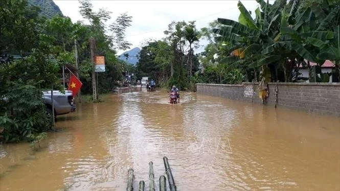 Mưa lớn khiến nhiều tuyến đường giao thông bị ngập nặng. Ảnh: TTXVN phát