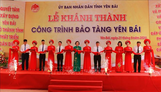Các đồng chí Lãnh đạo tỉnh Yên Bái thực hiện nghi thức cắt băng khánh thành công trình. Ảnh: Tuấn Anh-TTXVN