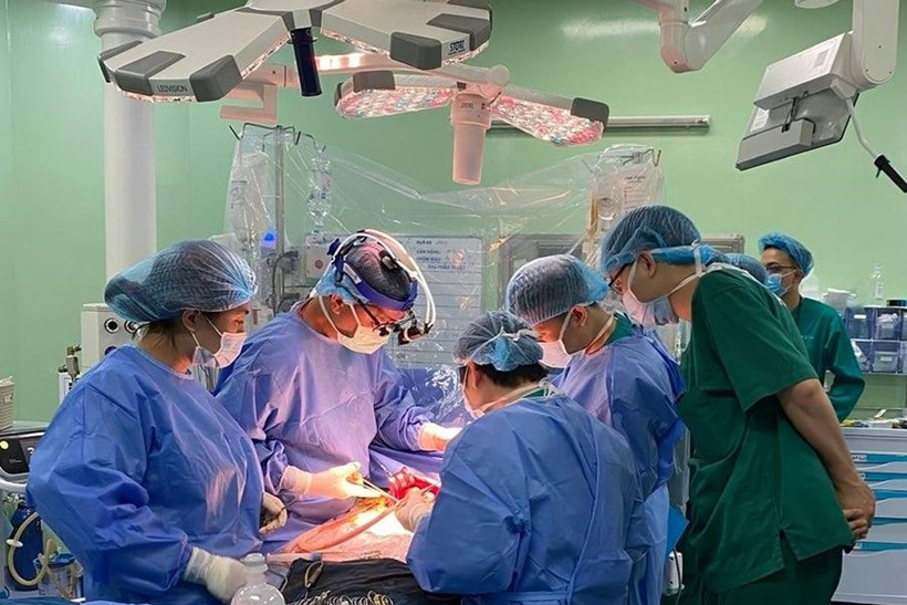 Các bác sĩ thực hiện ca ghép gan cho bệnh nhi. Nguồn: laodong.vn 