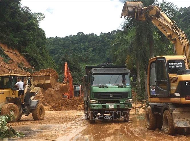 Các đơn vị thi công đưa các phương tiện, máy móc khẩn trương xử lý khu vực sạt lở trên QL2, đoạn từ thành phố Hà Giang đi huyện Vị Xuyên. Ảnh: Minh Tâm-TTXVN
