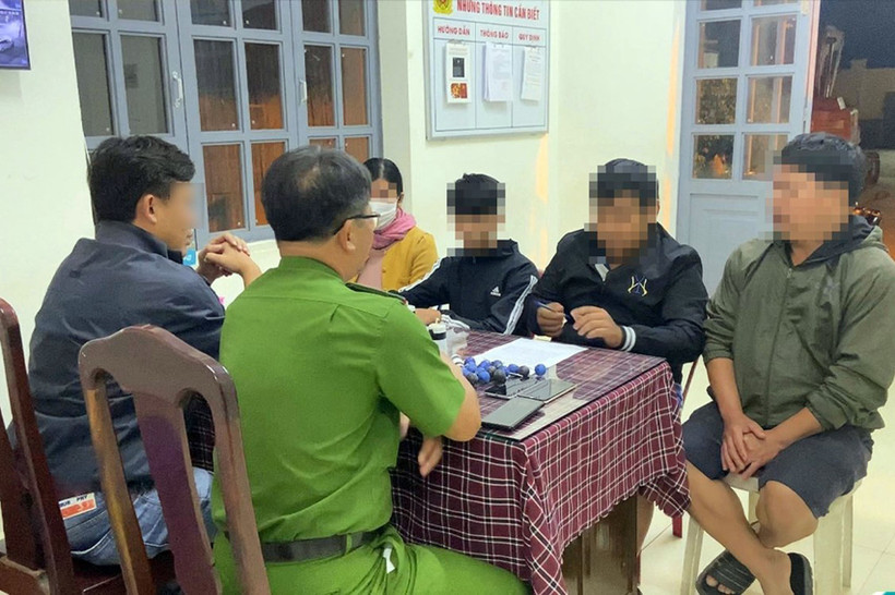Cơ quan điều tra làm việc với 2 học sinh cùng gia đình. Ảnh: TTXVN phát