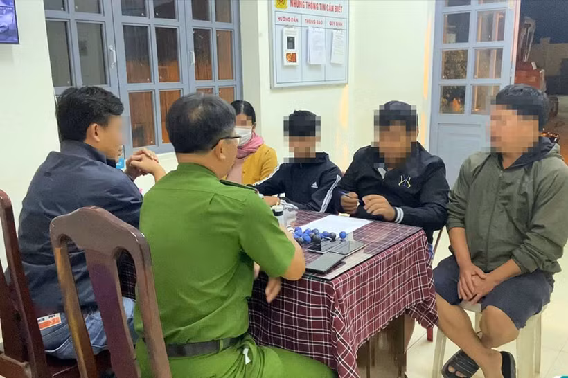 Cơ quan điều tra làm việc với 2 học sinh cùng gia đình. Ảnh: TTXVN phát