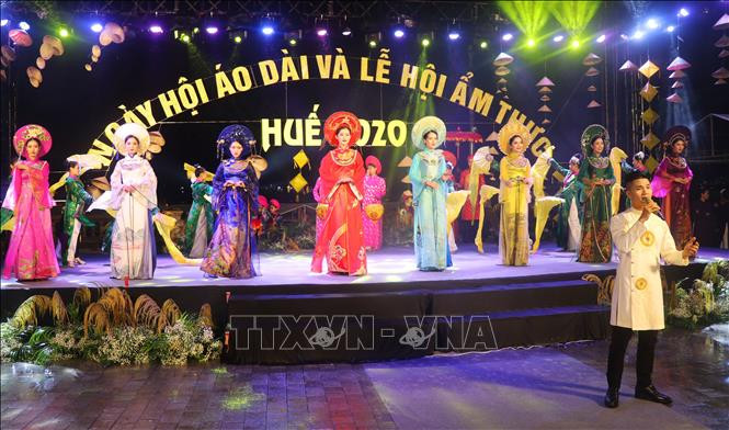 Trình diễn áo dài truyền thống. Ảnh: Tường Vi - TTXVN