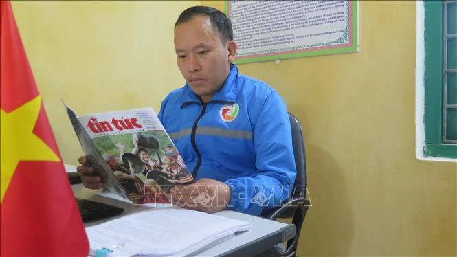 Anh Giàng Seo Châu nghiên cứu sách báo phục vụ cho công tác lãnh đạo tại địa phương. Ảnh: Hồng Ninh - TTXVN