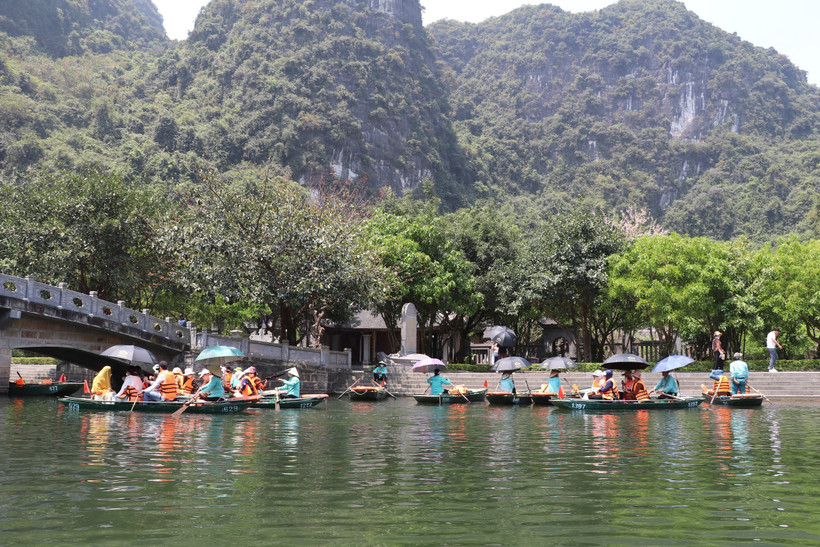 Du khách tham quan đền Suối Tiên thuộc Khu du lịch sinh thái Tràng An. Ảnh: Đức Phương - TTXVN
