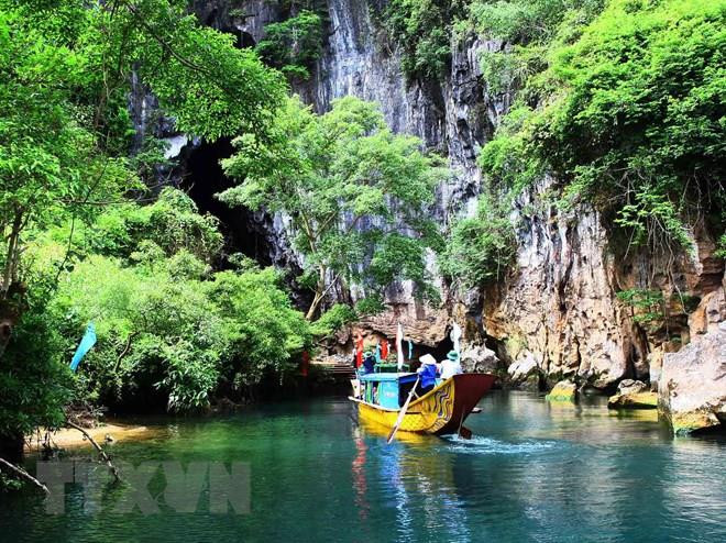 Khách thăm động Phong Nha - Kẻ Bàng. Ảnh : TTXVN 