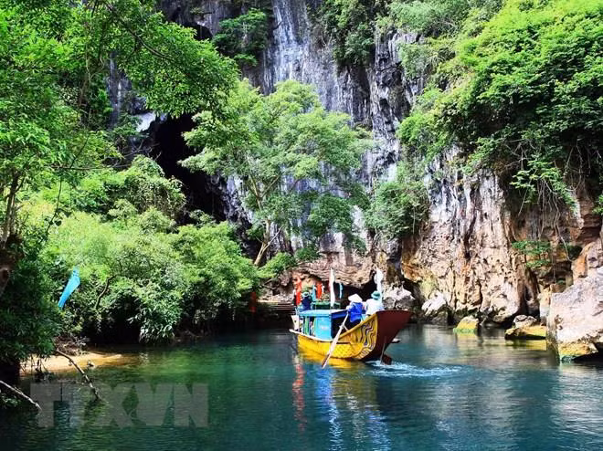 Khách thăm động Phong Nha - Kẻ Bàng. Ảnh : TTXVN 