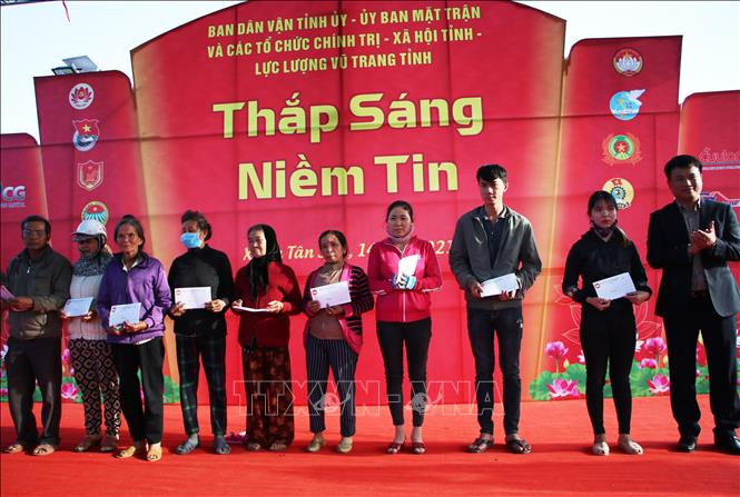 Phó Bí thư Tỉnh ủy Đặng Ngọc Huy trao quà cho các gia đình khó khăn. Ảnh: Đinh Hương - TTXVN