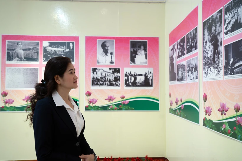 Du khách tham quan triển lãm ảnh. Ảnh: Quỳnh Chi-Minh Ngọc/TTXVN phát