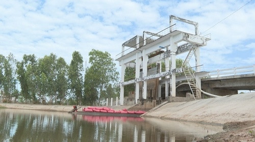 Cống điều tiết nước ở huyện Châu Thành phải đóng triệt để ngăn mặn Ảnh: dangcongsan.vn