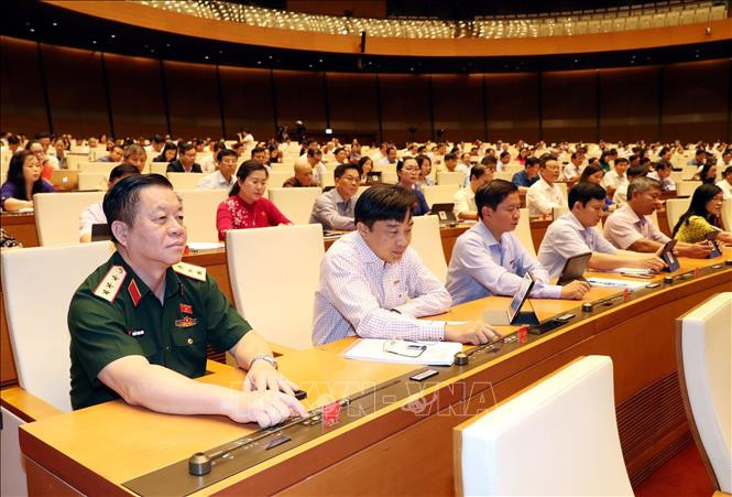 Các đại biểu Quốc hội biểu quyết thông qua Nghị quyết về miễn thuế sử dụng đất nông nghiệp với 95,24% số đại biểu tán thành. Ảnh: TTXVN