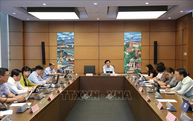Các đoàn đại biểu Quốc hội tỉnh: Điện Biên, Khánh Hòa, Long An thảo luận ở tổ. Ảnh: Văn Điệp - TTXVN