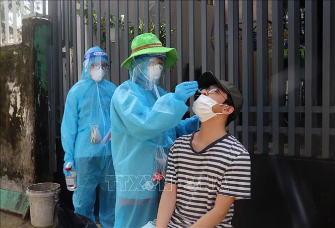 Lấy mẫu xét nghiệm sàng lọc virus SARS-CoV-2 trên địa bàn phường Vĩnh Lạc, thành phố Rạch Giá (Kiên Giang). Ảnh: Lê Huy Hải - TTXVN 