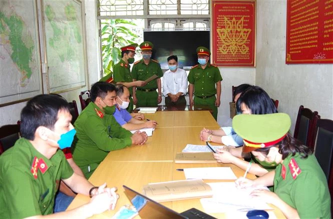Cơ quan Cảnh sát Điều tra Công an tỉnh Hà Giang thi hành lệnh bắt, tạm giam bị can Nguyễn Tiến Hơn. Ảnh: TTXVN phát 