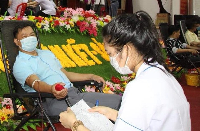 Thầy giáo Lê Hoài Nam, Trường Trung học Cơ sở Liên Hương, huyện Vũ Quang, Hà Tĩnh, trong một lần hiến máu tình nguyện. Ảnh: congdoanhatinh.org.vn