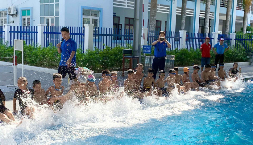 Nhiều trẻ em được dạy bơi miễn phí. Ảnh: Nguyễn Nam-TTXVN 