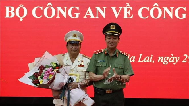 Thiếu tướng Lê Tấn Tới, Thứ trưởng Bộ Công an trao Quyết định bổ nhiệm Đại tá Rah Lan Lâm giữ chức Giám đốc Công an tỉnh Gia Lai. Ảnh: Hoài Nam - TTXVN