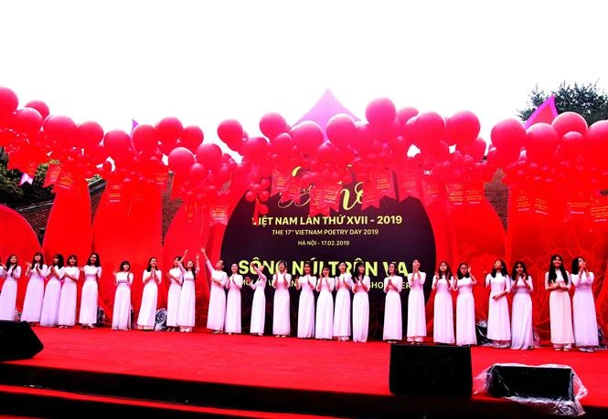 Lễ hội thả thơ tại buổi lễ khai mạc Ngày Thơ Việt Nam lần thứ XVII - 2019. Ảnh: Quang Quyết-TTXVN