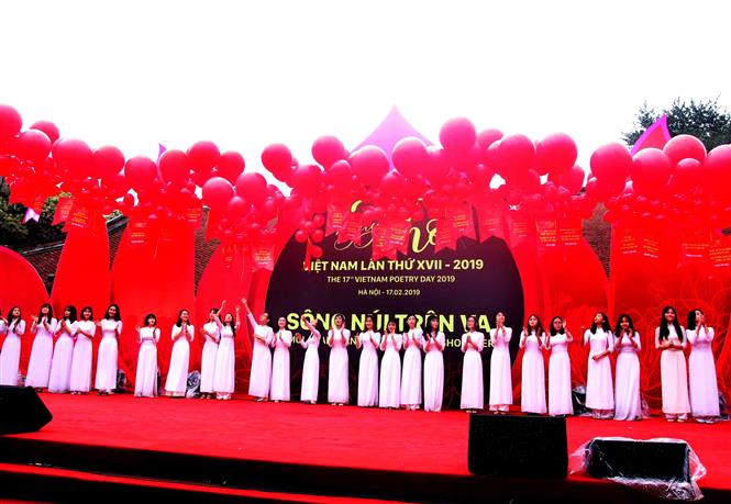 Lễ hội thả thơ tại buổi lễ khai mạc Ngày Thơ Việt Nam lần thứ XVII - 2019. Ảnh: Quang Quyết-TTXVN
