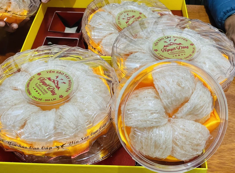 Do chất lượng tốt nên lượng khách hàng mua yến sào ngày càng đông tại thủ phủ hồ tiêu Chư Sê (Gia Lai). Ảnh: Hồng Điệp - TTXVN 