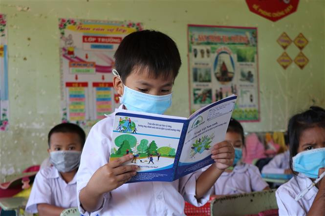 Học sinh trường Tiểu học Nguyễn Văn Cừ ở xã Đăk Pxi huyện Đăk Hà (Kon Tum) được Quỹ Bảo vệ và Phát triển rừng tỉnh Kon Tum hỗ trợ giúp các em tự tin đến lớp. Ảnh: Cao Nguyên-TTXVN 