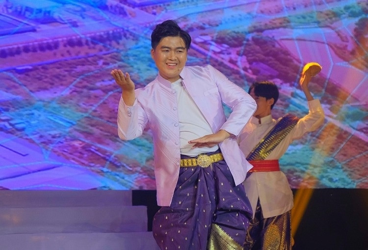 Động tác sêk trong múa rom vong phỏng theo dáng đi của con két, lật đật nghiêng rất khôi hài. Ảnh: baodantoc.vn