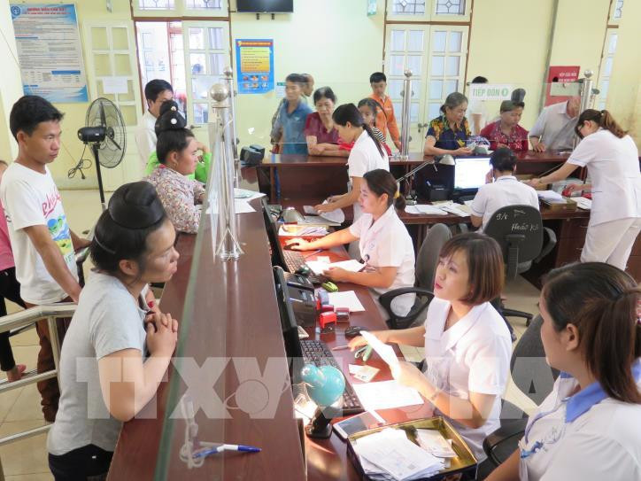 Người dân có thẻ BHYT làm thủ tục khám, chữa bệnh tại Bệnh viện đa khoa tỉnh Sơn la. Ảnh: Hữu Quyết - TTXVN