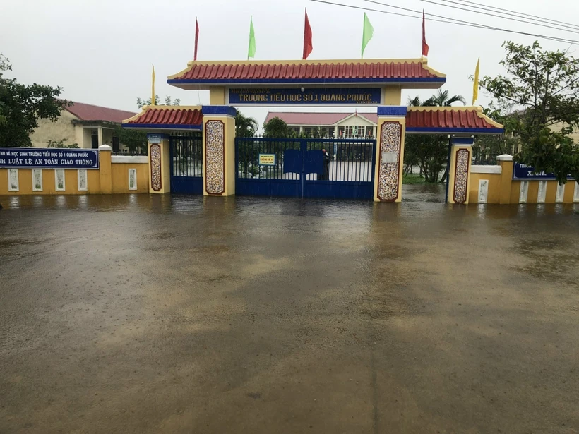 Học sinh trường học tại xã Quảng Phước (huyện Quảng Điền) nghỉ học từ chiều 14/10 để đảm bảo an toàn. Ảnh: TTXVN phát