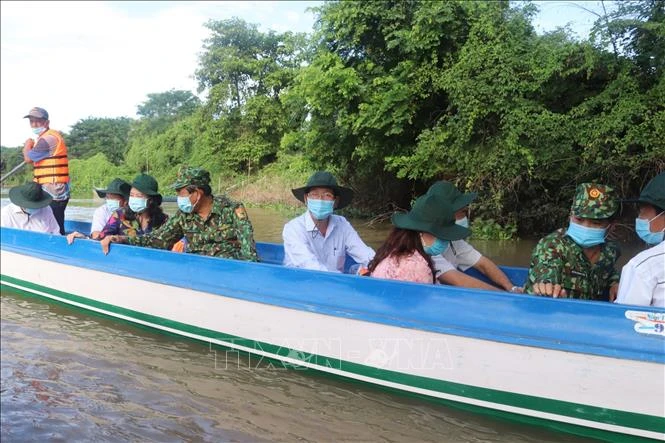 Bà Võ Thị Ánh Xuân, Bí thư Tỉnh ủy An Giang đi khảo sát công tác phòng, chống dịch COVID-19 trên tuyến biên giới tại huyện An Phú, tỉnh An Giang. Ảnh: Thanh Sang - TTXVN
