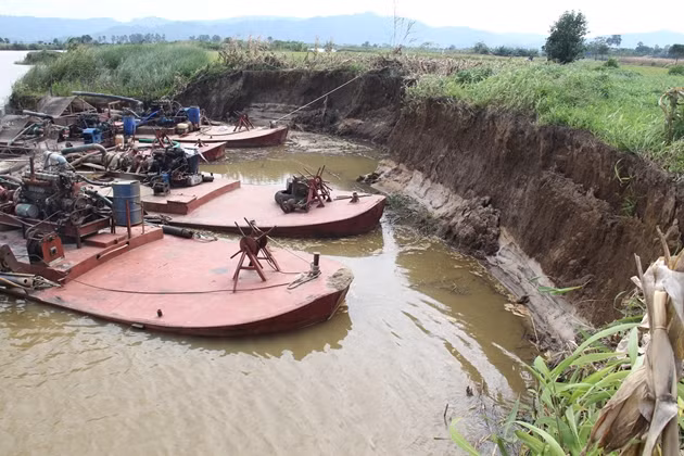 Khai thác cát trái phép khiến bờ sông Krông Nô sạt lở nghiêm trọng. Ảnh: thanhtra.com.vn