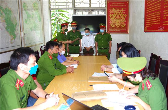Cơ quan Cảnh sát Điều tra Công an tỉnh Hà Giang thi hành lệnh bắt, tạm giam bị can Nguyễn Tiến Hơn. Ảnh: TTXVN phát 
