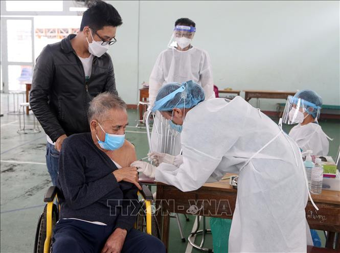 Nhân viên y tế tiêm vaccine phòng COVID-19 cho người cao tuổi, người có bệnh lý nền . Ảnh: Trần Lê Lâm - TTXVN 