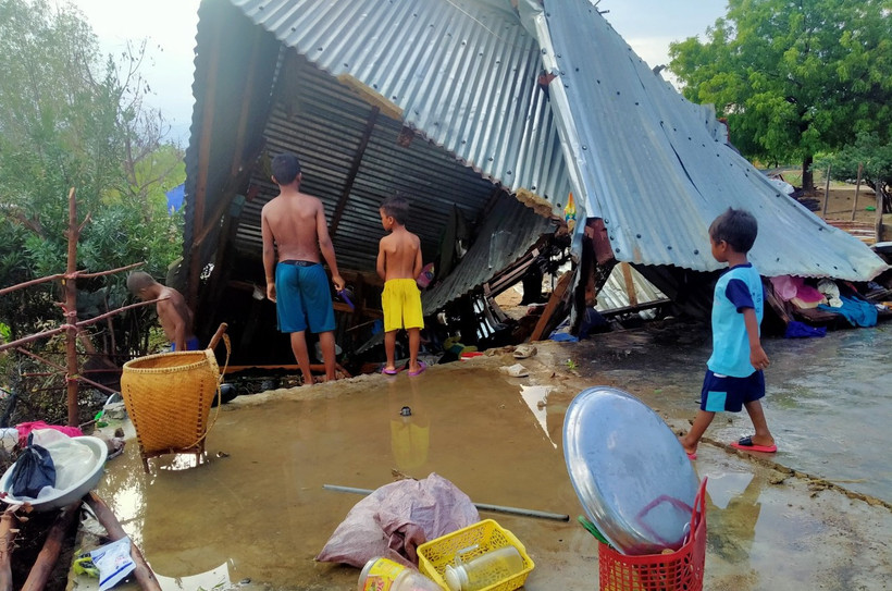Mưa lớn kèm lốc xoáy đã gây thiệt hại nhiều tài sản. Nguồn: thanh niên.vn