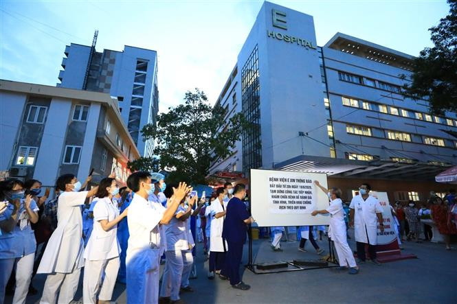 Ông Lê Ngọc Thành, Giám đốc Bệnh viện E (Hà Nội) thực hiện dỡ bỏ phong toả vào lúc 18 giờ 30 phút. Ảnh: Thành Đạt - TTXVN