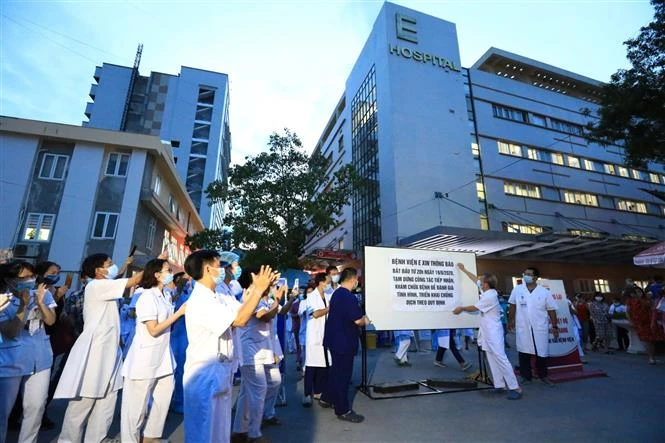 Ông Lê Ngọc Thành, Giám đốc Bệnh viện E (Hà Nội) thực hiện dỡ bỏ phong toả vào lúc 18 giờ 30 phút. Ảnh: Thành Đạt - TTXVN