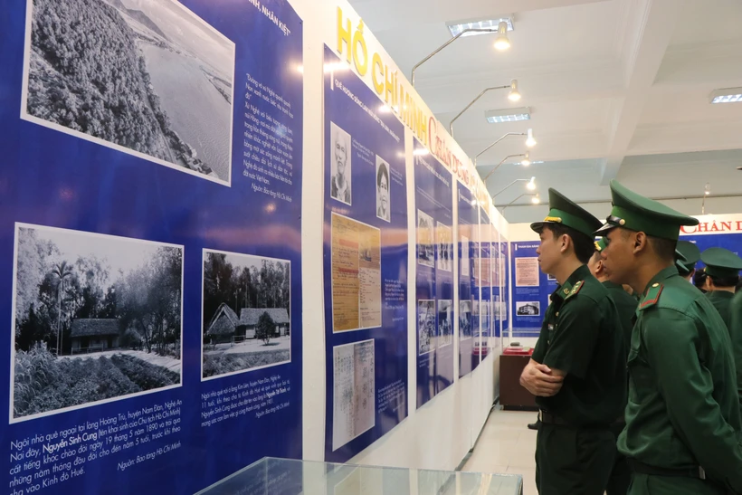 Triển lãm góp phần đẩy mạnh học tập và làm theo tư tưởng, đạo đức, phong cách Hồ Chí Minh trong các tầng lớp nhân dân, đặc biệt là thế hệ trẻ. Ảnh: Tường Vi - TTXVN