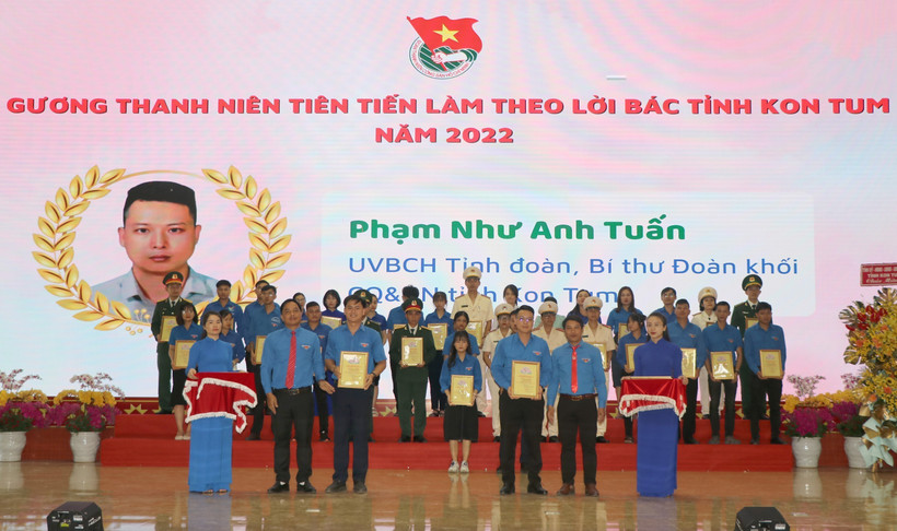 Ban tổ chức tuyên dương thanh niên tiên tiến, làm theo lời Bác năm 2022. Ảnh: Dư Toán – TTXVN. 