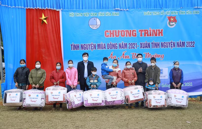 Đại diện lãnh đạo huyện Lạc Sơn và đại diện Tỉnh đoàn Hòa Bình trao quà cho các gia đình có hoàn cảnh khó khăn. Ảnh: Trọng Đạt - TTXVN 