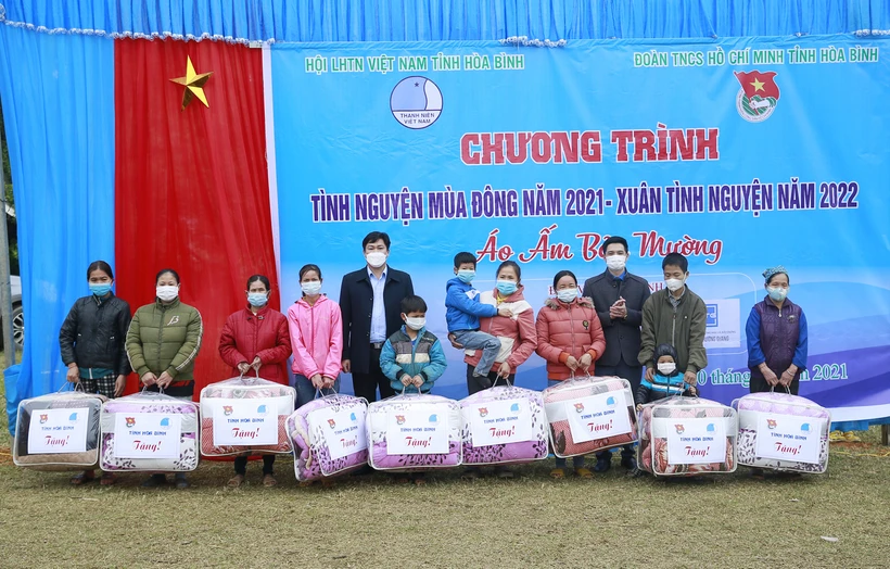 Đại diện lãnh đạo huyện Lạc Sơn và đại diện Tỉnh đoàn Hòa Bình trao quà cho các gia đình có hoàn cảnh khó khăn. Ảnh: Trọng Đạt - TTXVN 