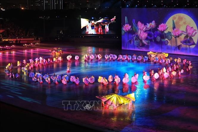 Màn nhảy flashmob của 250 tình nguyện viên xếp theo hình ngôi sao 5 cánh, chào mừng SEA Games 31. Ảnh: TTXVN 