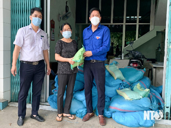 Đại diện Công ty TNHH MTV Xổ số kiến thiết Ninh Thuận cấp phát gạo cho người dân bán vé số. Nguồn: baoninhthuan.com.vn