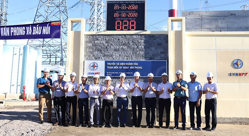 Ban Quản lý dự án các công trình điện miền Trung (CPMB) đã phối hợp với các đơn vị liên quan đóng điện Dự án Trạm biến áp 500 kV Vân Phong.Ảnh Đức Dũng/TTXVN 