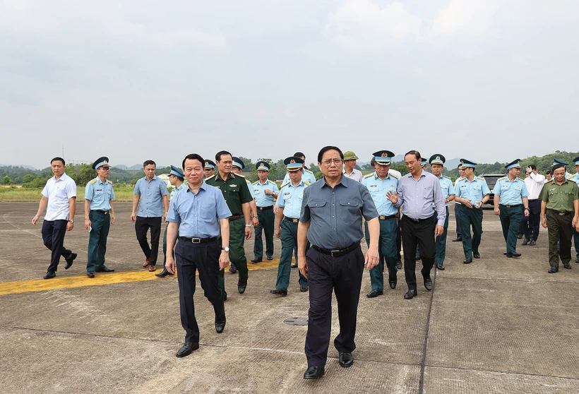 Thủ tướng Phạm Minh Chính khảo sát sân bay quân sự Yên Bái. Ảnh: Dương Giang-TTXVN 