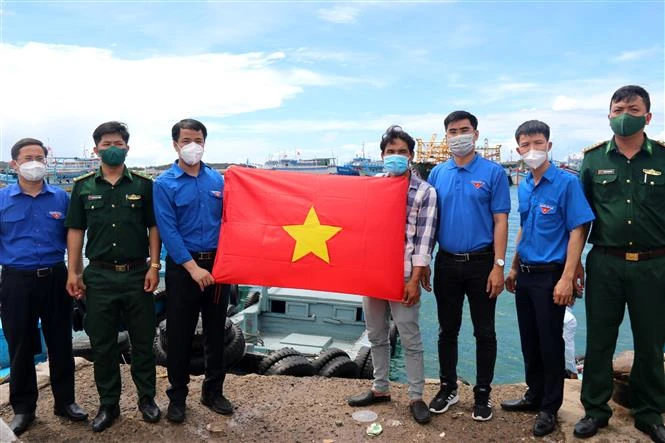 Trung ương Đoàn Thanh niên Cộng sản Hồ Chí Minh tặng cờ Tổ quốc cho ngư dân huyện đảo Phú Quý (Bình Thuận). Ảnh: Nguyễn Thanh - TTXVN 