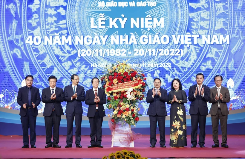 Thủ tướng Phạm Minh Chính tặng lẵng hoa chúc mừng ngành Giáo dục. Ảnh: Dương Giang - TTXVN 