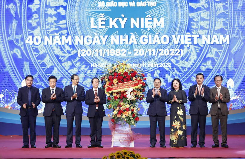 Thủ tướng Phạm Minh Chính tặng lẵng hoa chúc mừng ngành Giáo dục. Ảnh: Dương Giang - TTXVN 