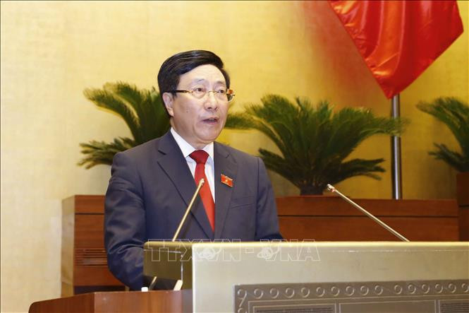 Phó Thủ tướng Chính phủ nhiệm kỳ 2016-2021 Phạm Bình Minh trình bày Báo cáo về đánh giá kết quả thực hiện kế hoạch phát triển kinh tế - xã hội, ngân sách nhà nước 6 tháng đầu năm và các giải pháp thực hiện kế hoạch phát triển kinh tế - xã hội, ngân sách n
