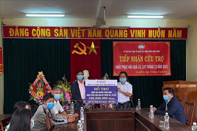 : Đại diện Công ty Cổ phần thủy điện sông Ba Hạ hỗ trợ huyện Sông Hinh 100 triệu đồng khắc phục hậu quả mưa, lũ. Ảnh: Phạm Cường-TTXVN 
