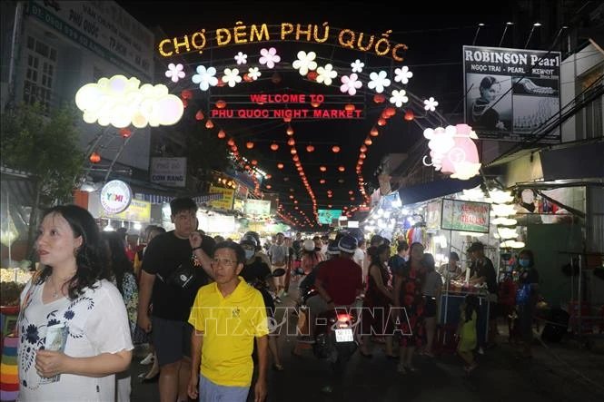 Khách du lịch tham quan chợ đêm Phú Quốc, thị trấn Dương Đông, huyện đảo Phú Quốc (Kiên Giang). Ảnh: Lê Huy Hải - TTXVN