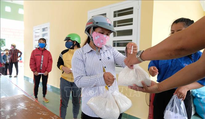 Cấp gạo cho người dân huyện Khánh Vĩnh, huyện miền núi có gần 15.000 người thiếu đói . Ảnh: Nguyễn Dũng – TTXVN
